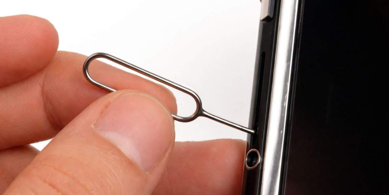 Por qué deberías guardar la pequeña herramienta de extracción de la SIM