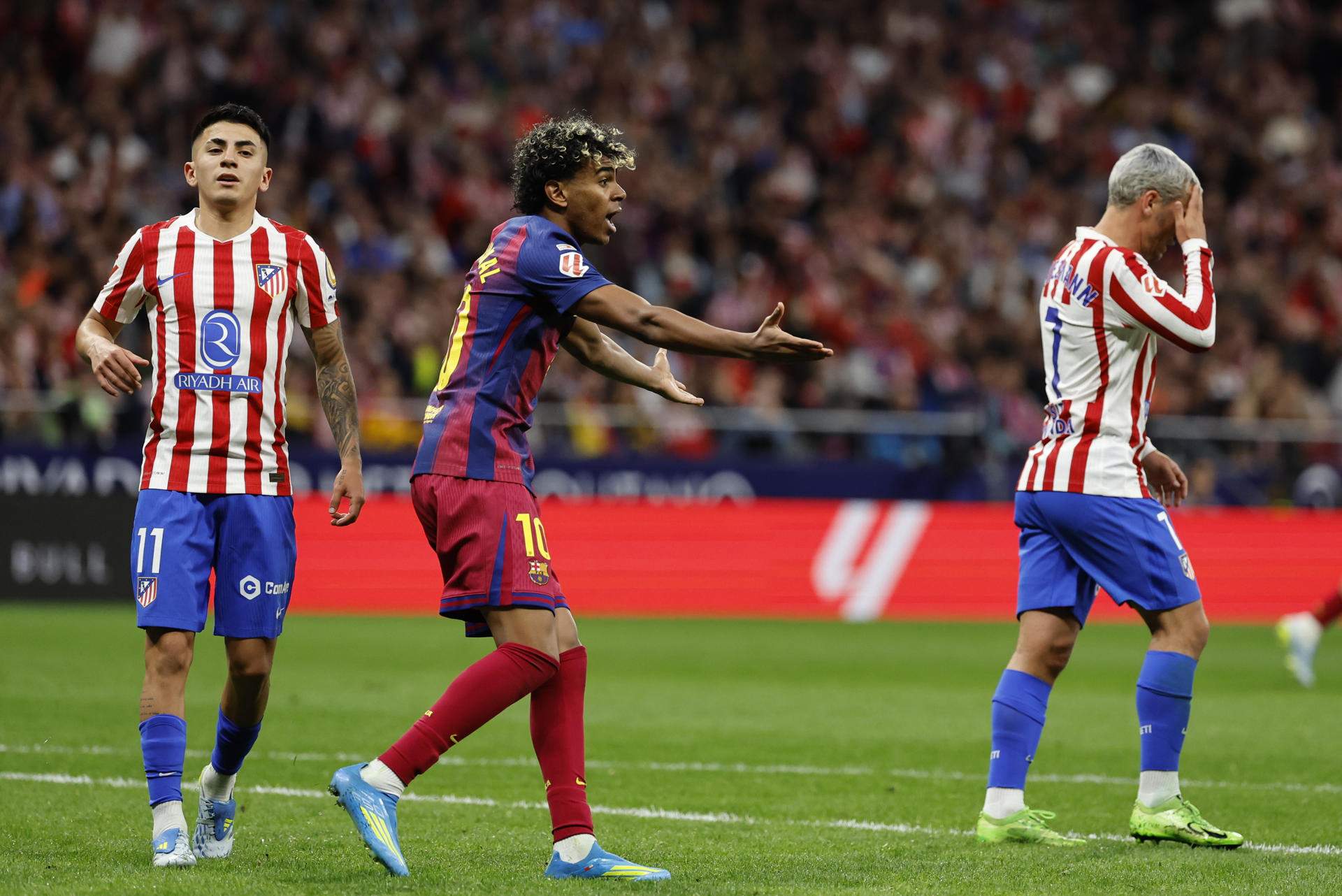 El cabreig de Lamine Yamal al Metropolitano: sense celebrar el gol de Lewandowski ni saludar Flick