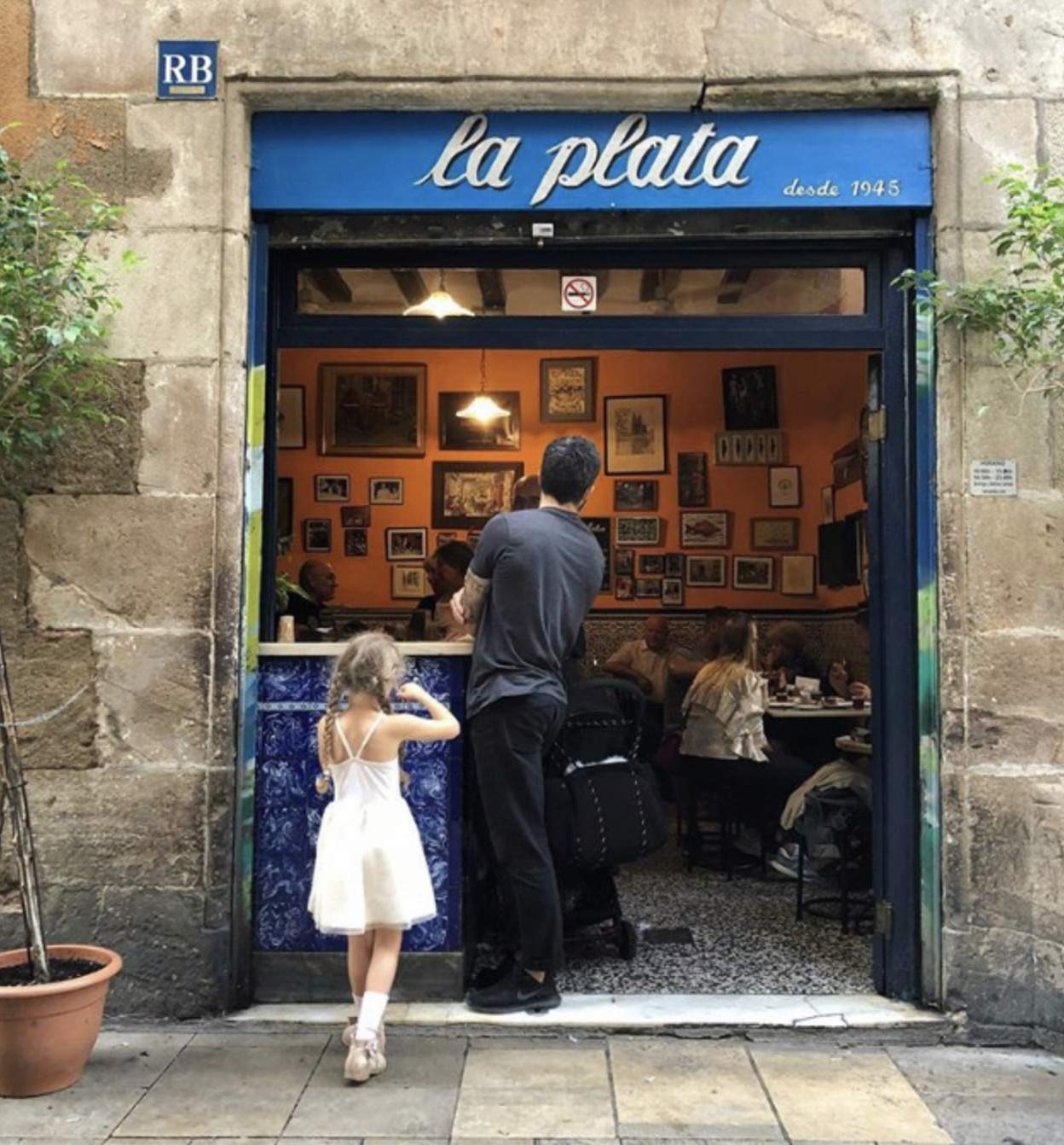 Els germans Muñoz, d'Estopa, mengen morro fregit al millor bar de tapes de tot Barcelona