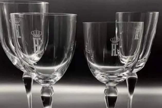 Les noves copes de Felip i Letícia, amb les seves inicials