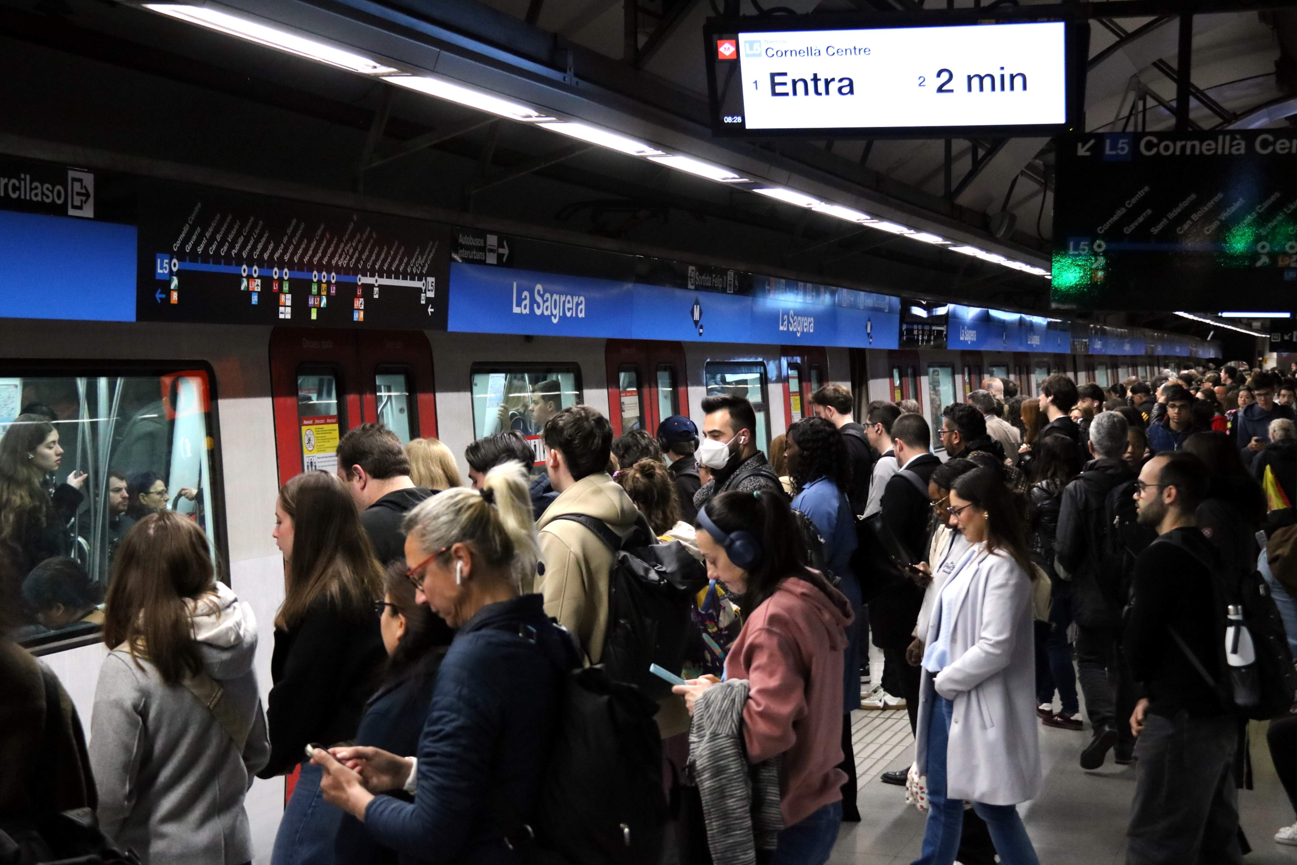 Las líneas L1 y L5 del Metro de Barcelona se refuerzan en hora punta para absorber más pasaje