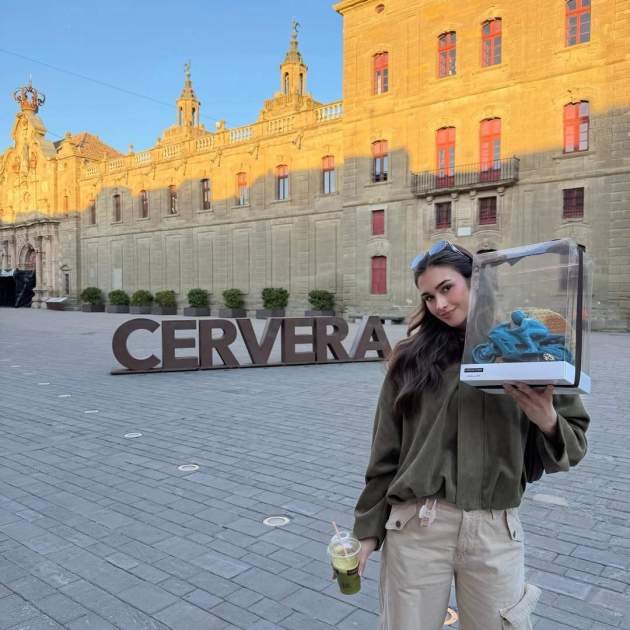 Gabriela Guzmán a Cervera amb una figura de xocolata blava d'Àlex Márquez / Instagram