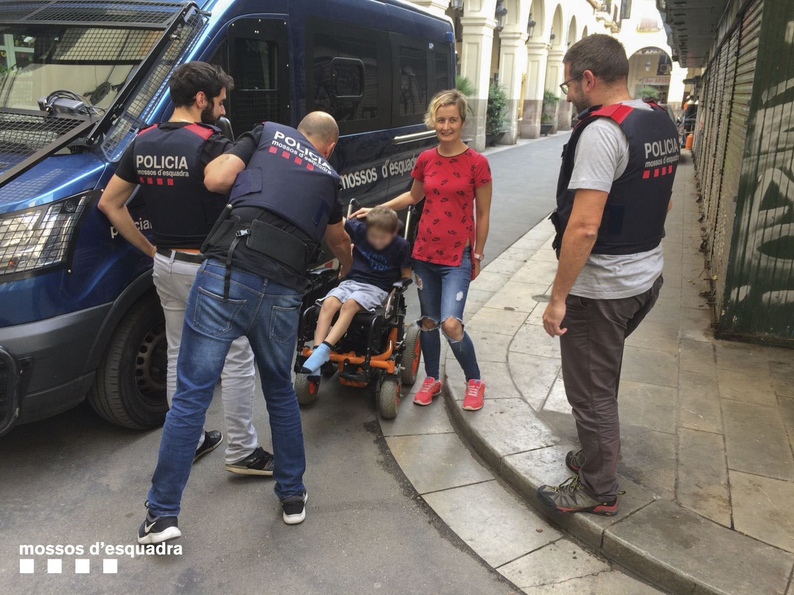 Detienen a tres okupas por robar una silla de ruedas de un menor en Sant Andreu