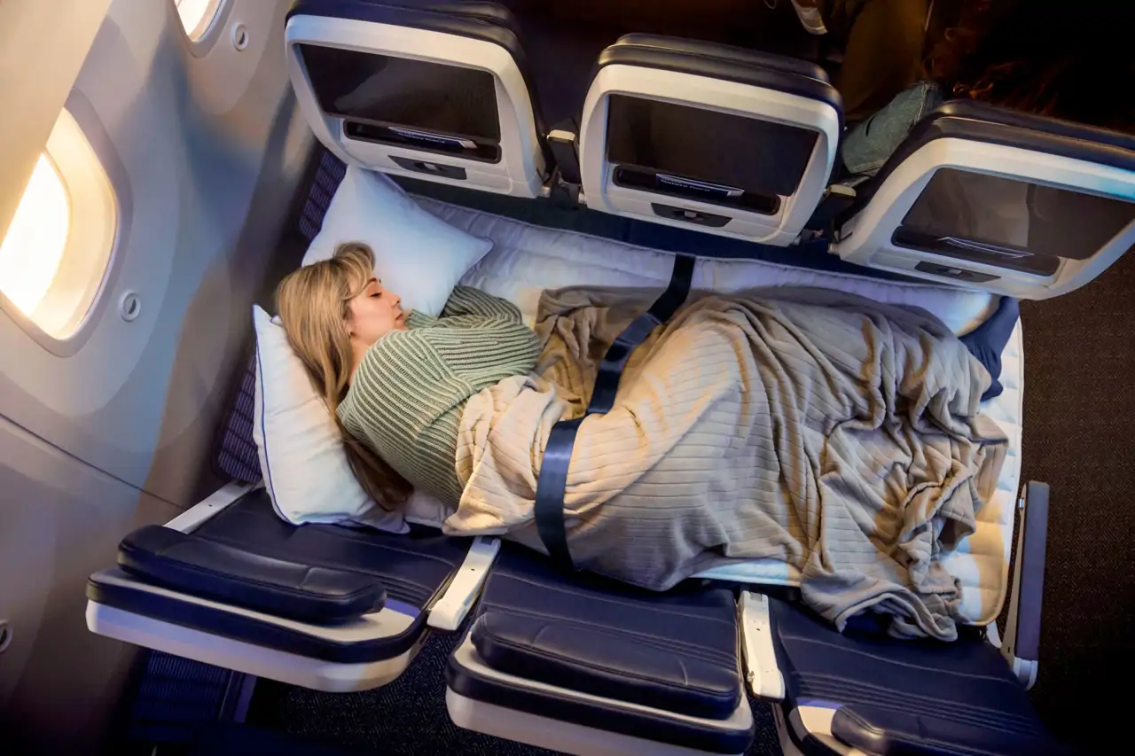 Así son los nuevos asientos cama en clase turista que cambiarán los vuelos largos