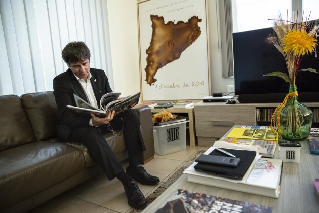 Carles Puigdemont a la Casa de la Republica a Waterloo urna llibre borras - Sergi Alcàzar