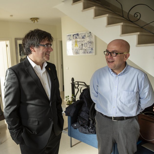Carles Puigdemont i advocat Gonzalo Boye a la Casa de la Republica a Waterloo - Sergi Alcàzar