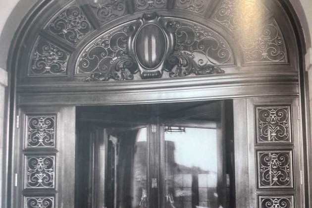 Porta del cancell del Parlament / Arxiu Mas de la Institució Amatller d'ART hispànic