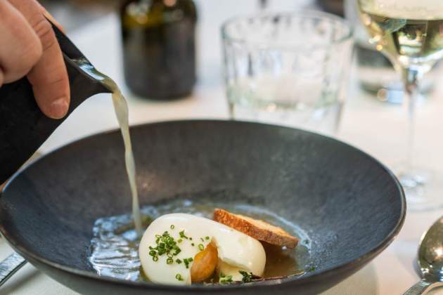 L’ou mollet amb sopa de farigola i ceba confitada del Windsor. / Foto: Marta Garreta