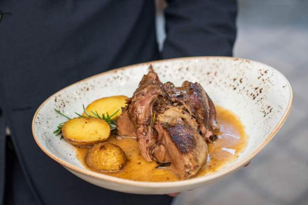 El xai al forn amb patates i herbes aromàtiques del Windsor. / Foto: Marta Garreta