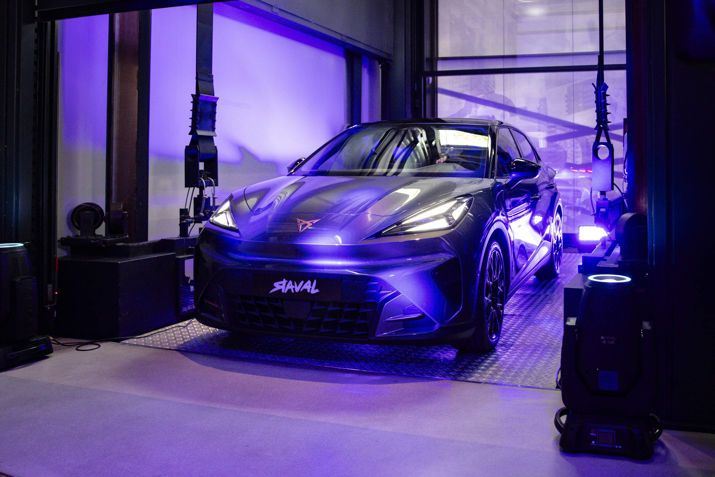 El Cupra Raval es fica en terreny del Renault 5 amb un disseny i comportament fet per a joves