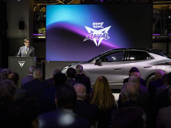El president de la Generalitat, Salvador Illa, durant la presentació del Cupra Raval. Foto Carlos Baglietto El president de la Generalitat, Salvador Illa, durant la presentació del Cupra Raval. Foto Carlos Baglietto