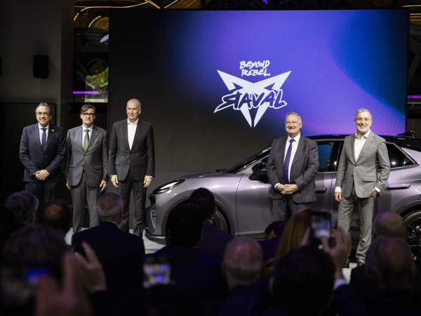 El president Illa, el ministre Hereu i l'alcalde Collboni amb el conseller delegat de Seat, Markus Haupt. Foto Carlos Baglietto El president Illa, el ministre Hereu i l'alcalde Collboni amb el conseller delegat de Seat, Markus Haupt. Foto Carlos Baglietto