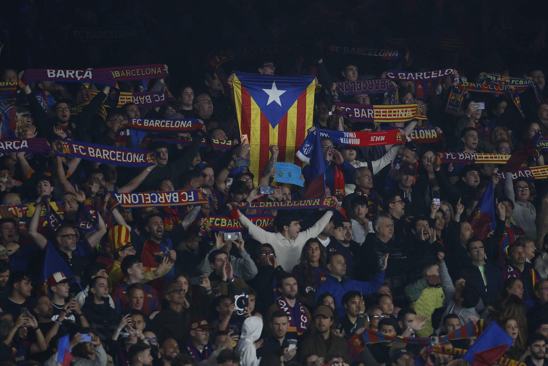 Cargas policiales contra la afición del Barça en Elche: esteladas requisadas y al menos un detenido