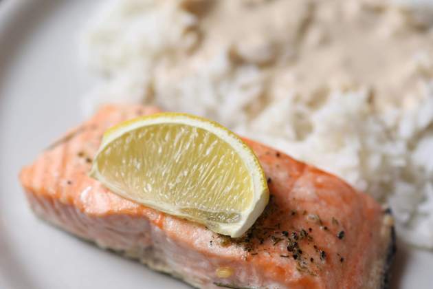 plat de salmó amb arròs. / Foto: Pexels plat de salmó amb arròs. / Foto: Pexels