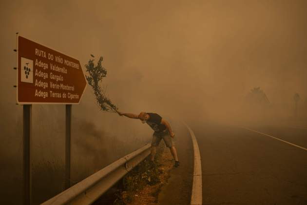 world press photo efe incendi galicia brais lorenzo world press photo efe incendi galicia brais lorenzo