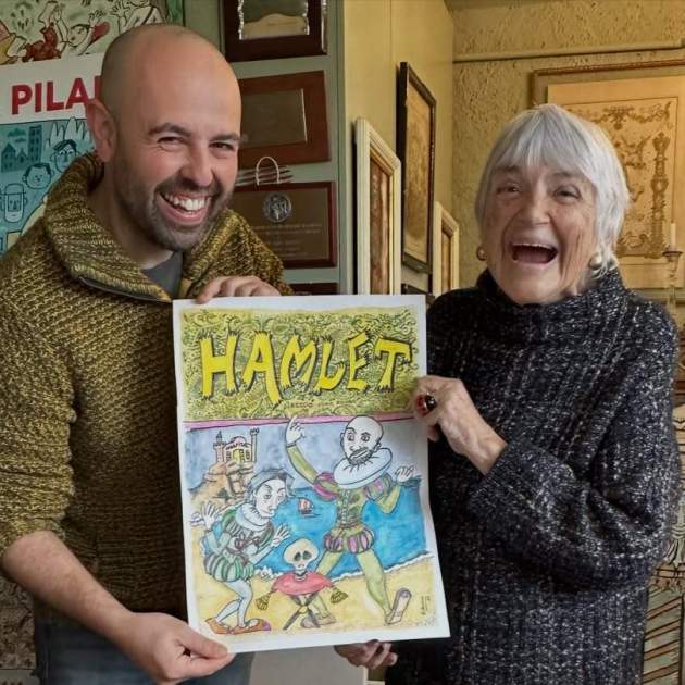 Peyu con Pilarín Bayes y un cartel de 'Hamlet' / Instagram