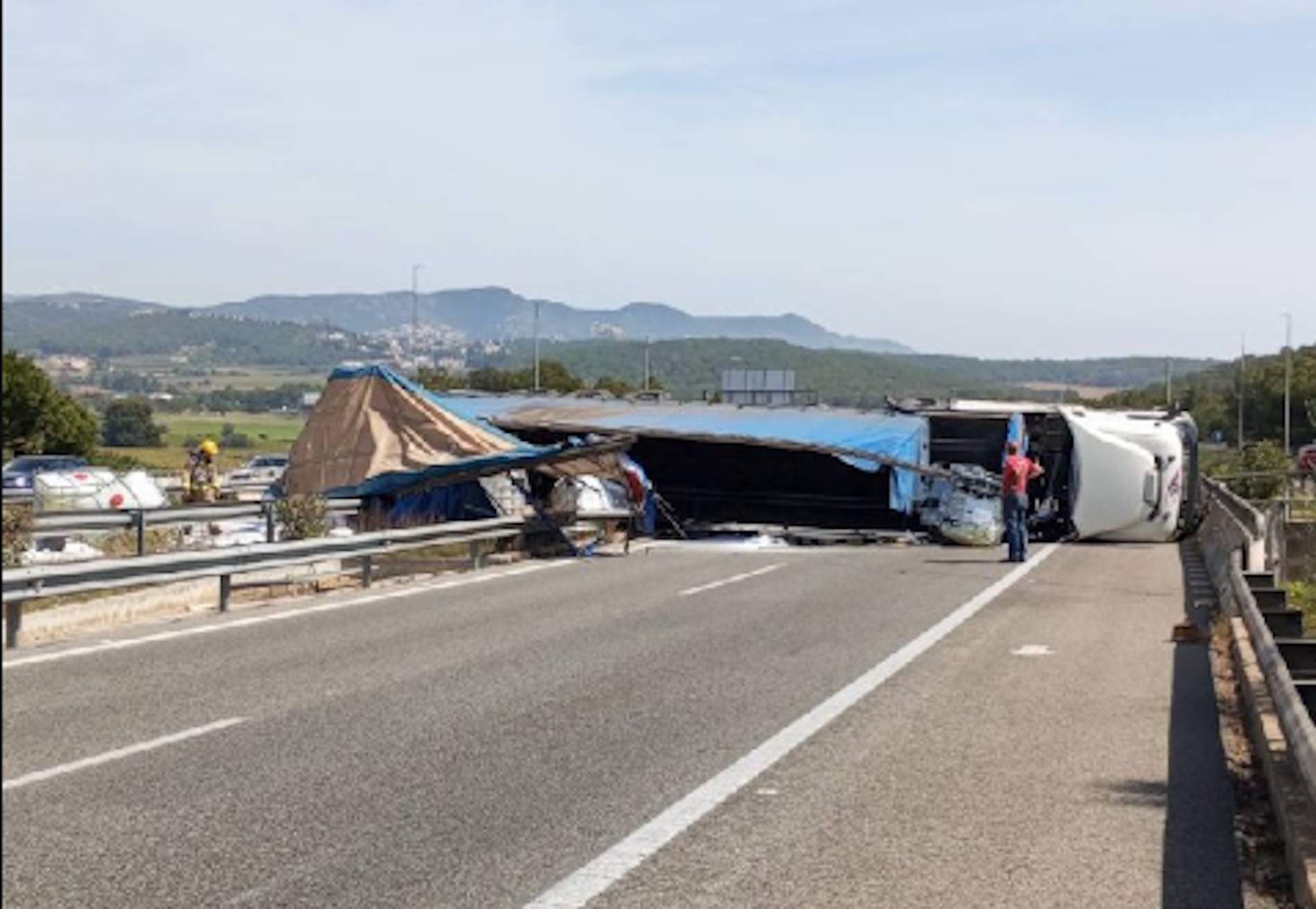 Un camió bolcat amb líquid corrosiu obliga a tallar la C-32 en els dos sentits de la via a Sant Pere de Ribes
