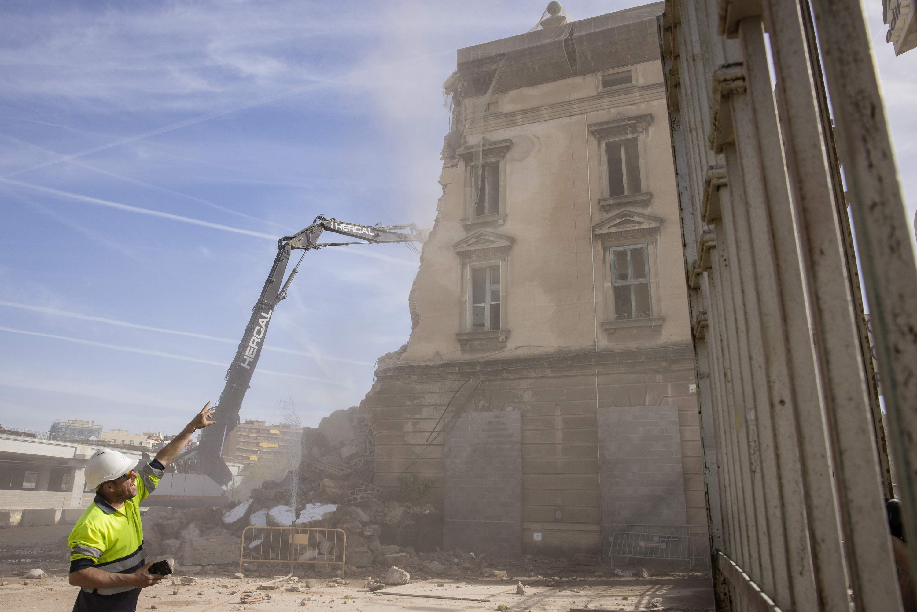En marcha el derribo de la estación de mercancías de la Sagrera | FOTOS Y VÍDEO