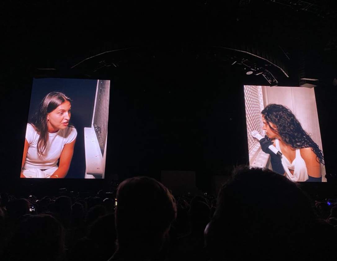 Kika Nazareth en el confesionario del 'Lux Tour' de Rosalía X Kika Nazareth en el confesionario del 'Lux Tour' de Rosalía X