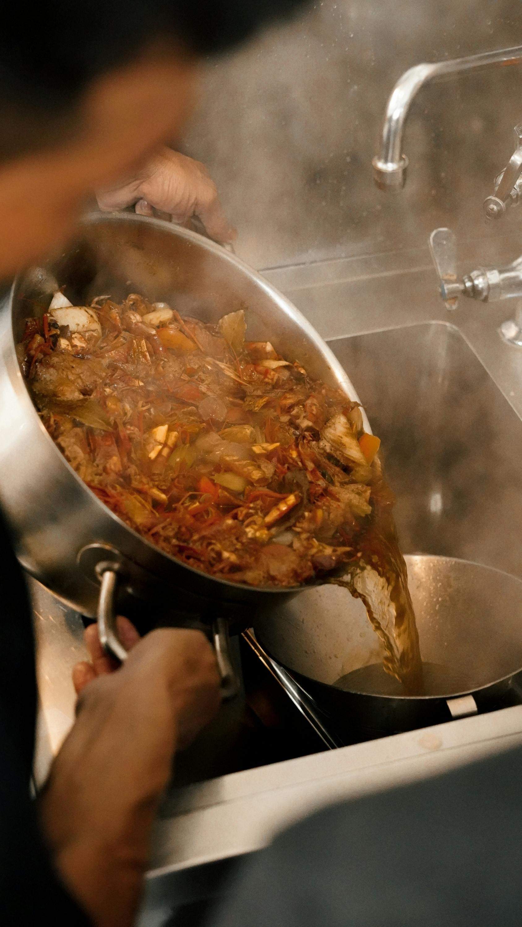 Los cocineros piden que nunca tires un caldo salado: con una patata lo dejas arreglado