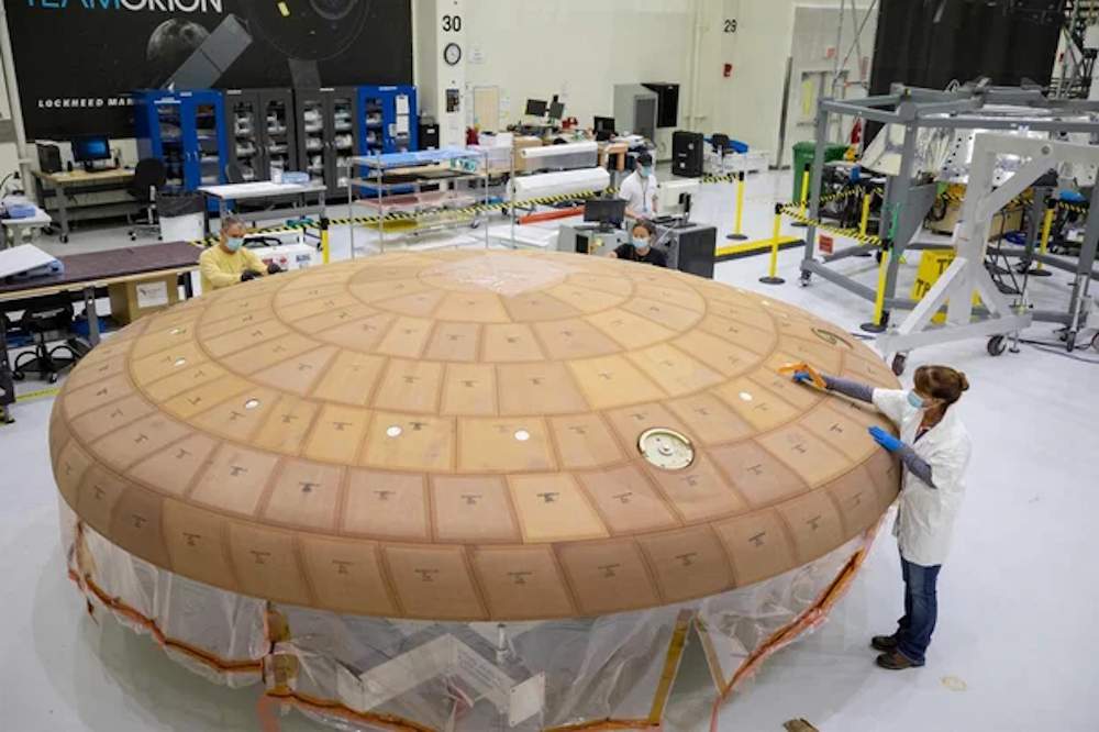L'escut tèrmic de la nau Orion, durant el seu ensamblatge (NASA)