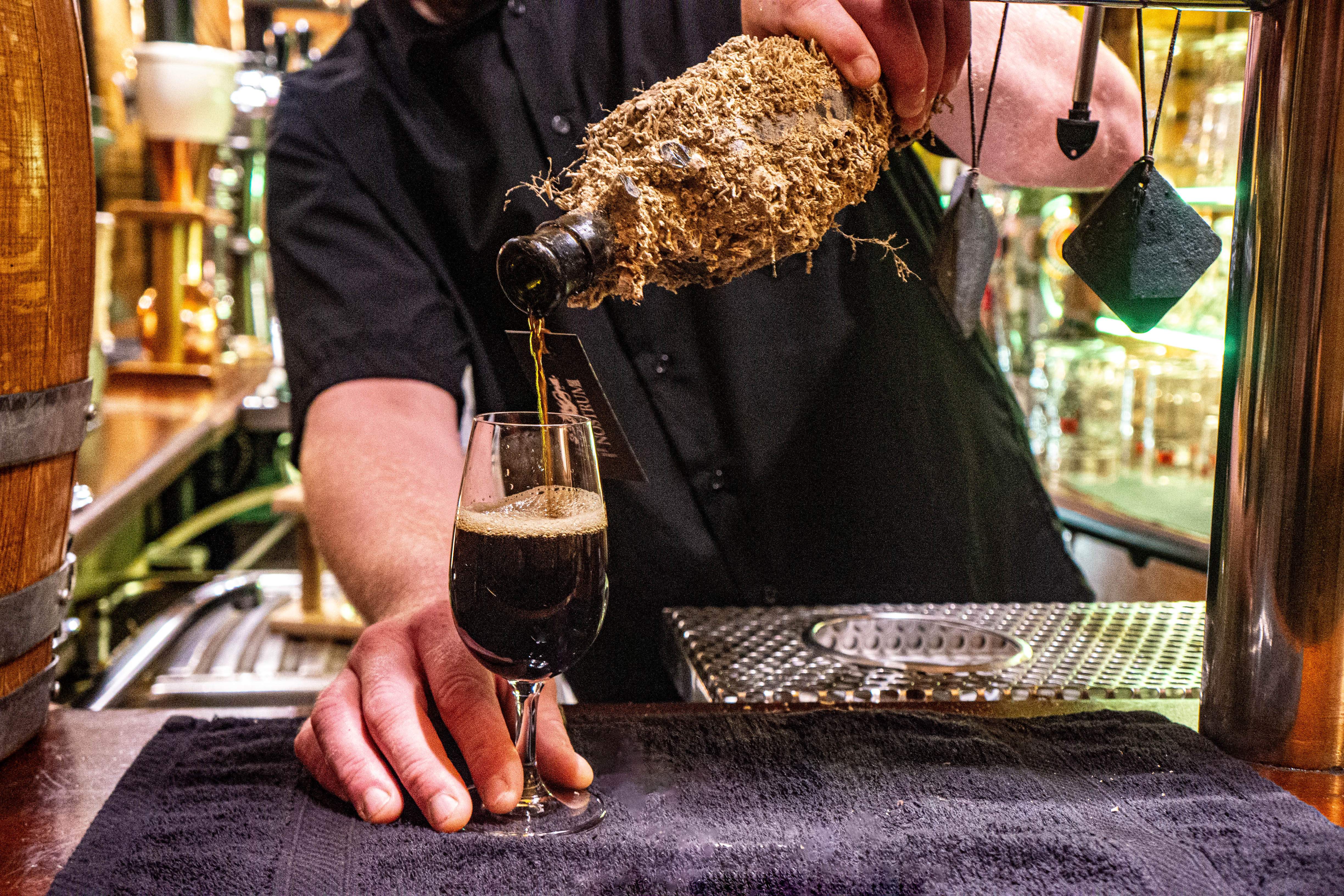 Beer Nostrum, la premiada cervesa artesana catalana que porta ostres del Delta i madura sota el mar