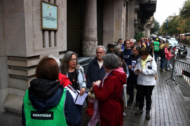 Ciutadans esperen per registrar la declaració d'independència ANC ACN