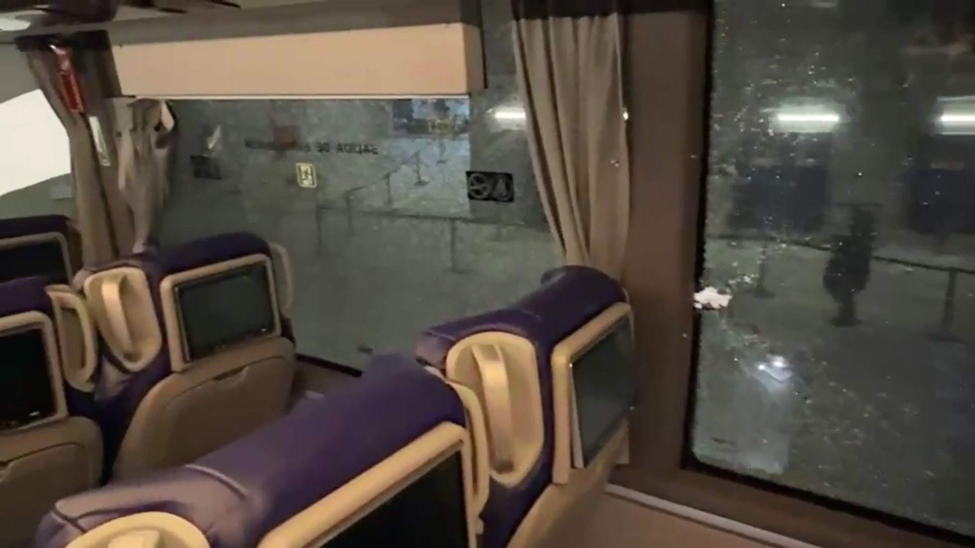 Identificados los autores de los lanzamientos que rompieron dos cristales del bus del Atlético en el Camp Nou