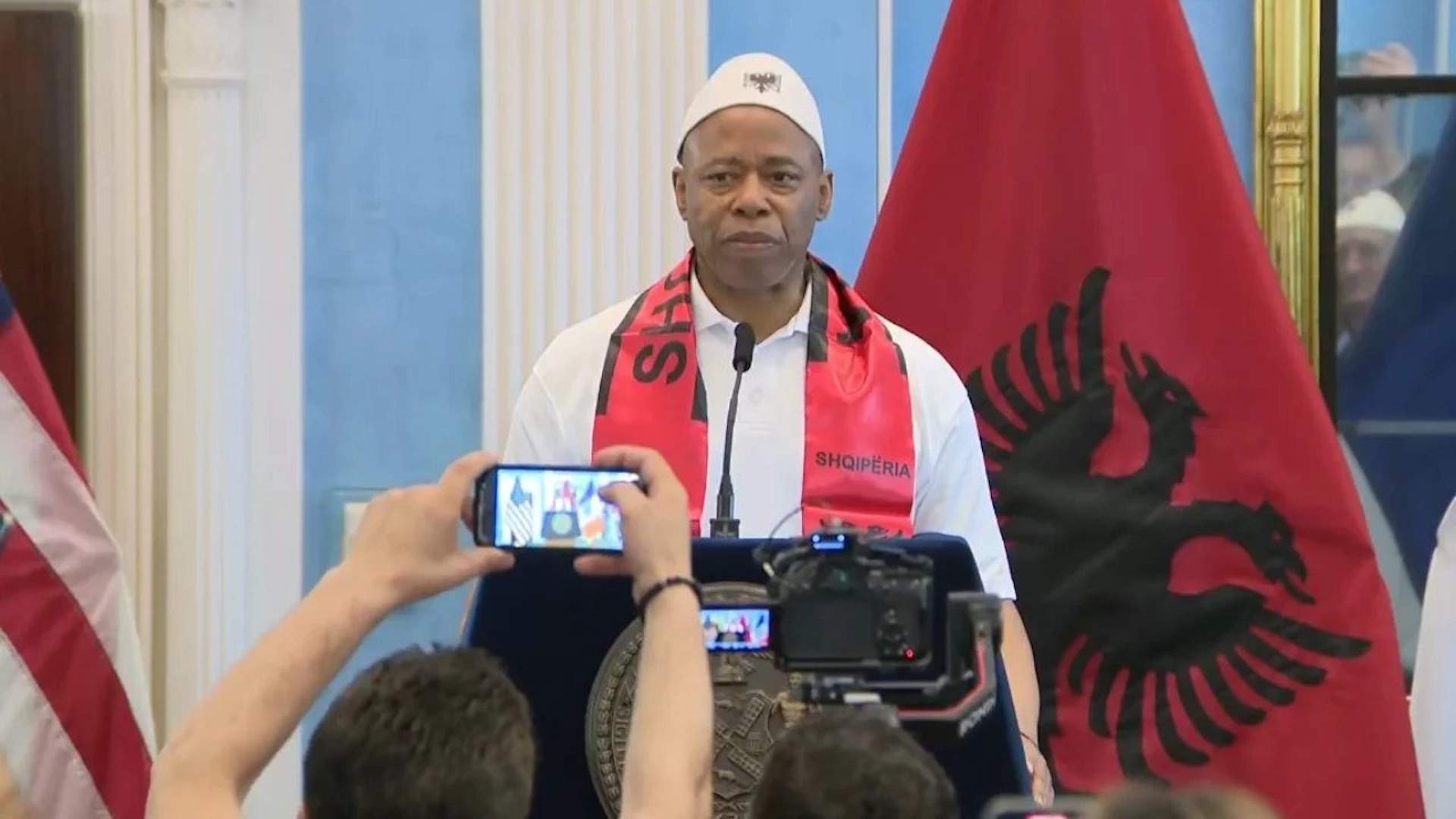 El exalcalde de Nueva York ya es albanés