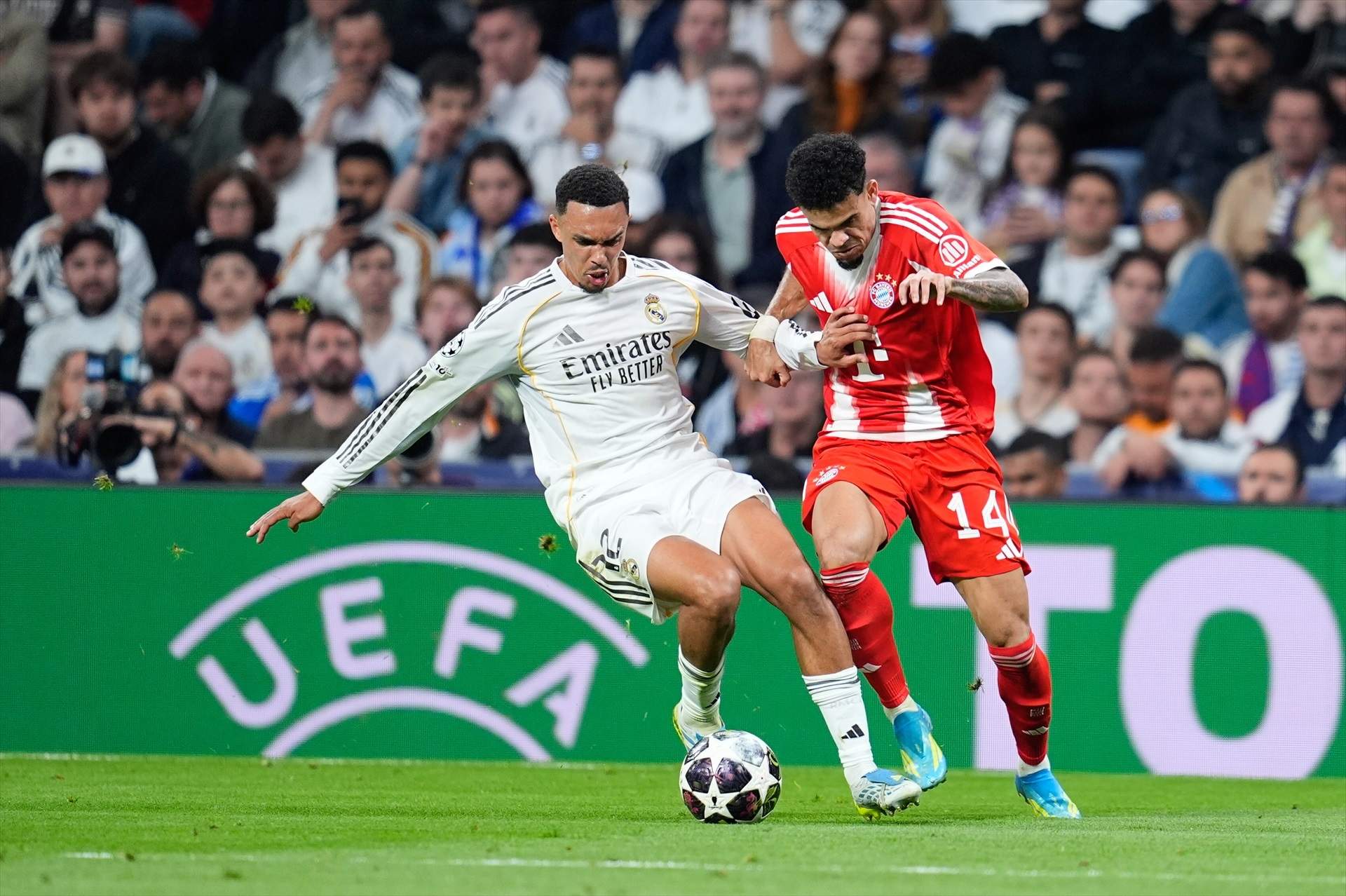 Bayern i Reial Madrid disputen una pilota  / Foto: Europa Press