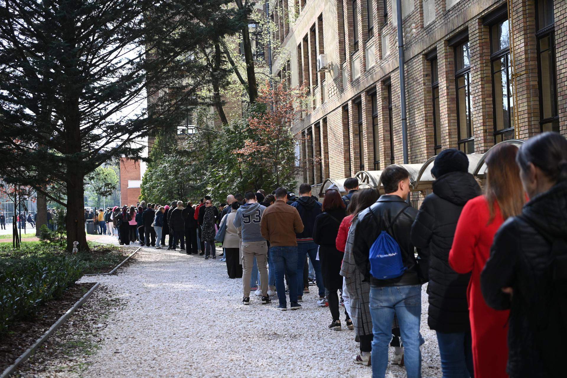 Cierran los colegios en Hungría con una participación histórica y las encuestas dan ganador a Magyar