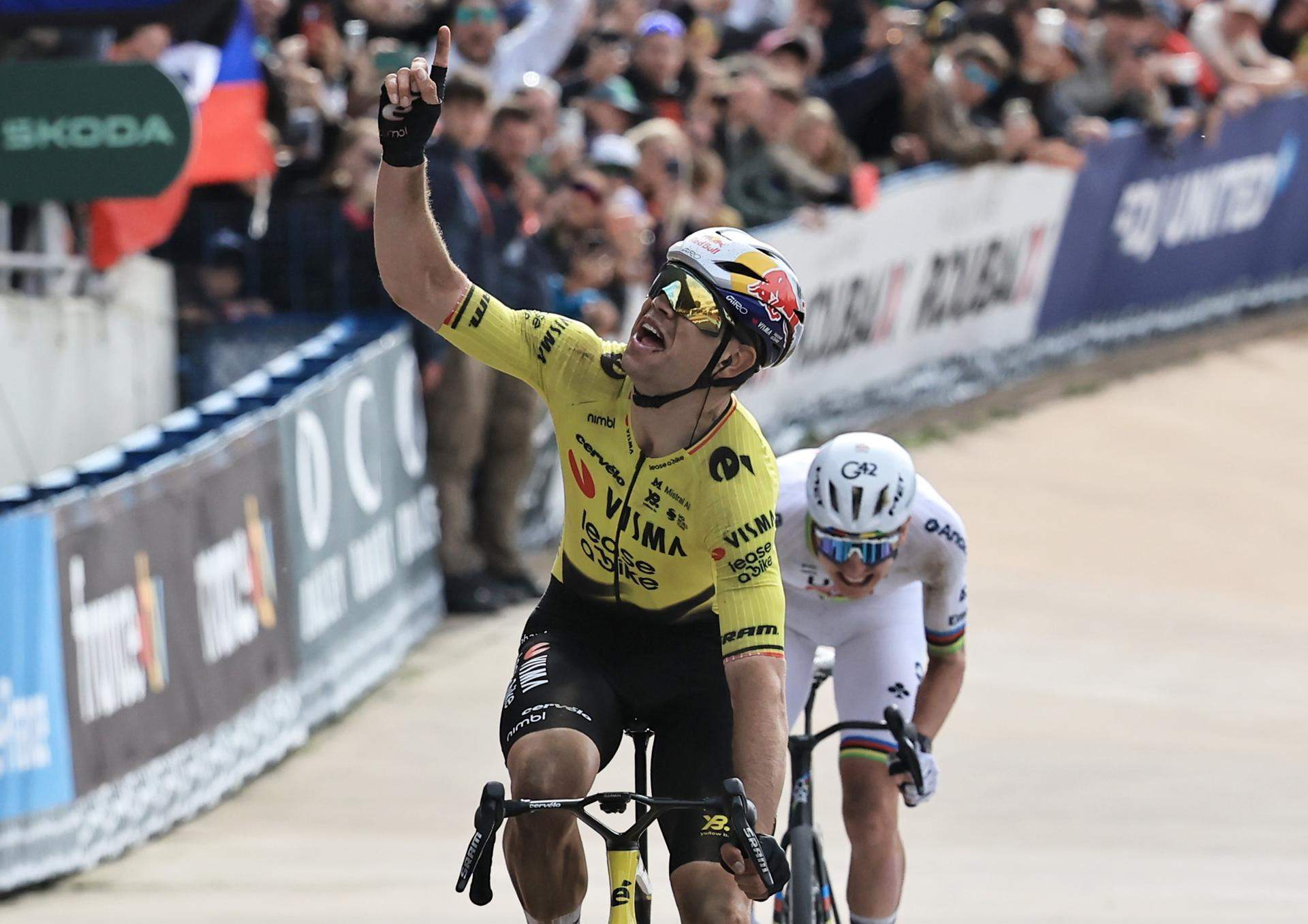Van Aert s'imposa a Pogacar en un final apoteòsic i entra en la història de la París - Roubaix