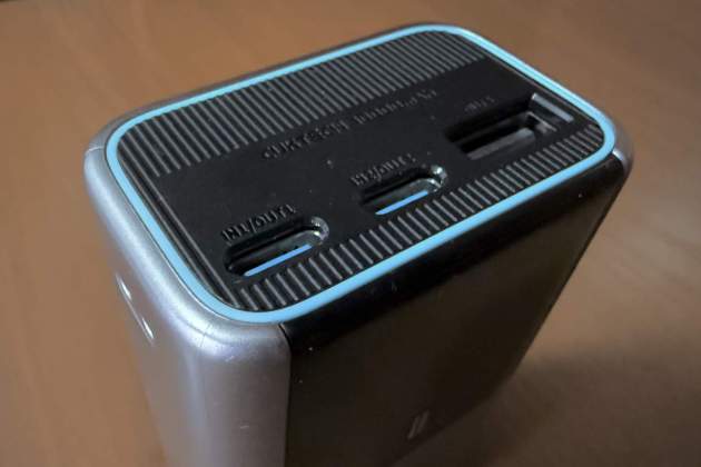 Tiene 3 puertos USB-C y USB-A