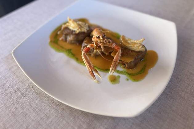 Pies de cerdo con espardeñas y cigala del restaurante Ca la Maria. / Foto: Jordi Àvila Pies de cerdo con espardeñas y cigala del restaurante Ca la Maria. / Foto: Jordi Àvila