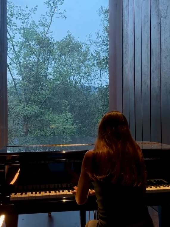 Martina Puigvert tocant el piano / Instagram