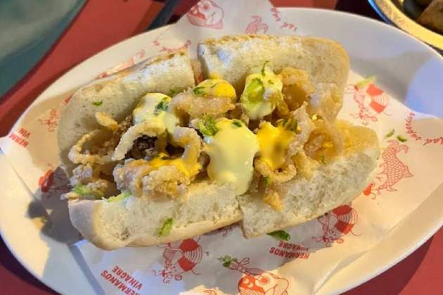 Entrepà de calamars del restaurant Hermanos Vinagre. / Foto: Maps Entrepà de calamars del restaurant Hermanos Vinagre. / Foto: Maps