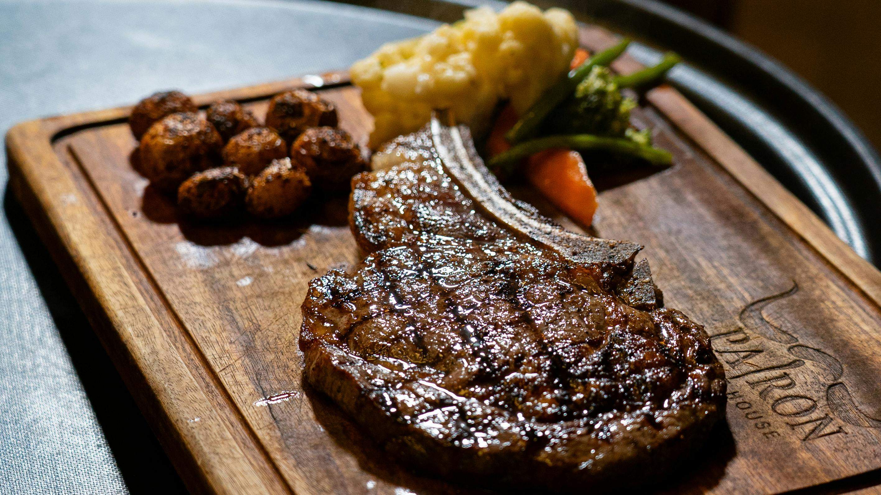 Marc Casadó i els seus amics sopen en un restaurant de Barcelona, especialitzat en les millors carns