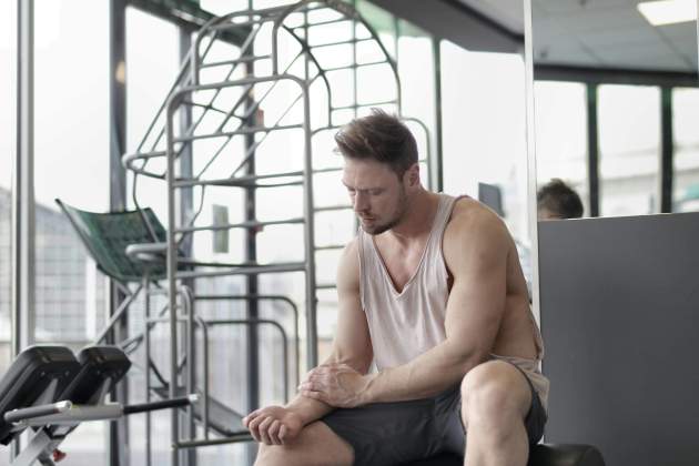 Un home fent Hip Thrust