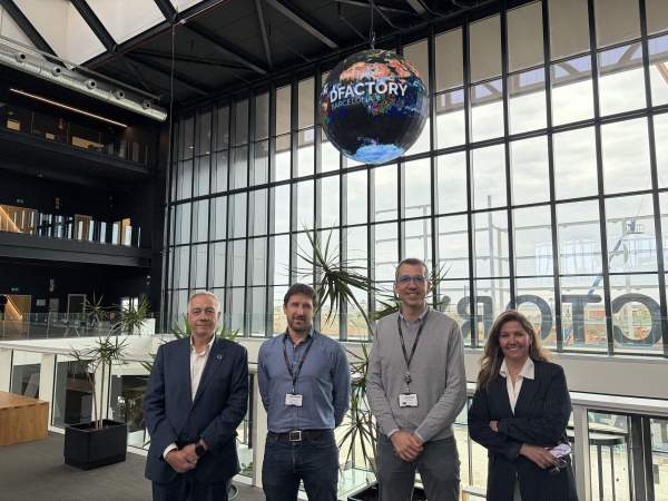 Els directius de Thinex Rotimpres, Lluís Quintana i Marc Vizern, amb Pere Navarro, president executiu del CZFB, i Blanca Sorigué, directora general de l’entitat. Els directius de Thinex Rotimpres, Lluís Quintana i Marc Vizern, amb Pere Navarro, president executiu del CZFB, i Blanca Sorigué, directora general de l’entitat.