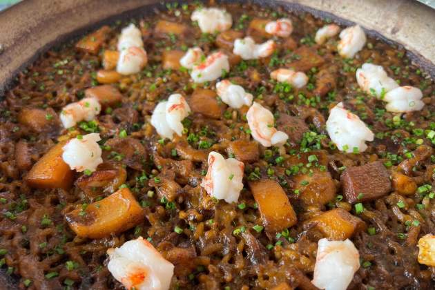 Arroz 'Bar Can Pastoret' con sepia, gambita y fumet de pescado de roca de Oddvar. / Foto: Rosa Molinero Trias Arroz 'Bar Can Pastoret' con sepia, gambita y fumet de pescado de roca de Oddvar. / Foto: Rosa Molinero Trias