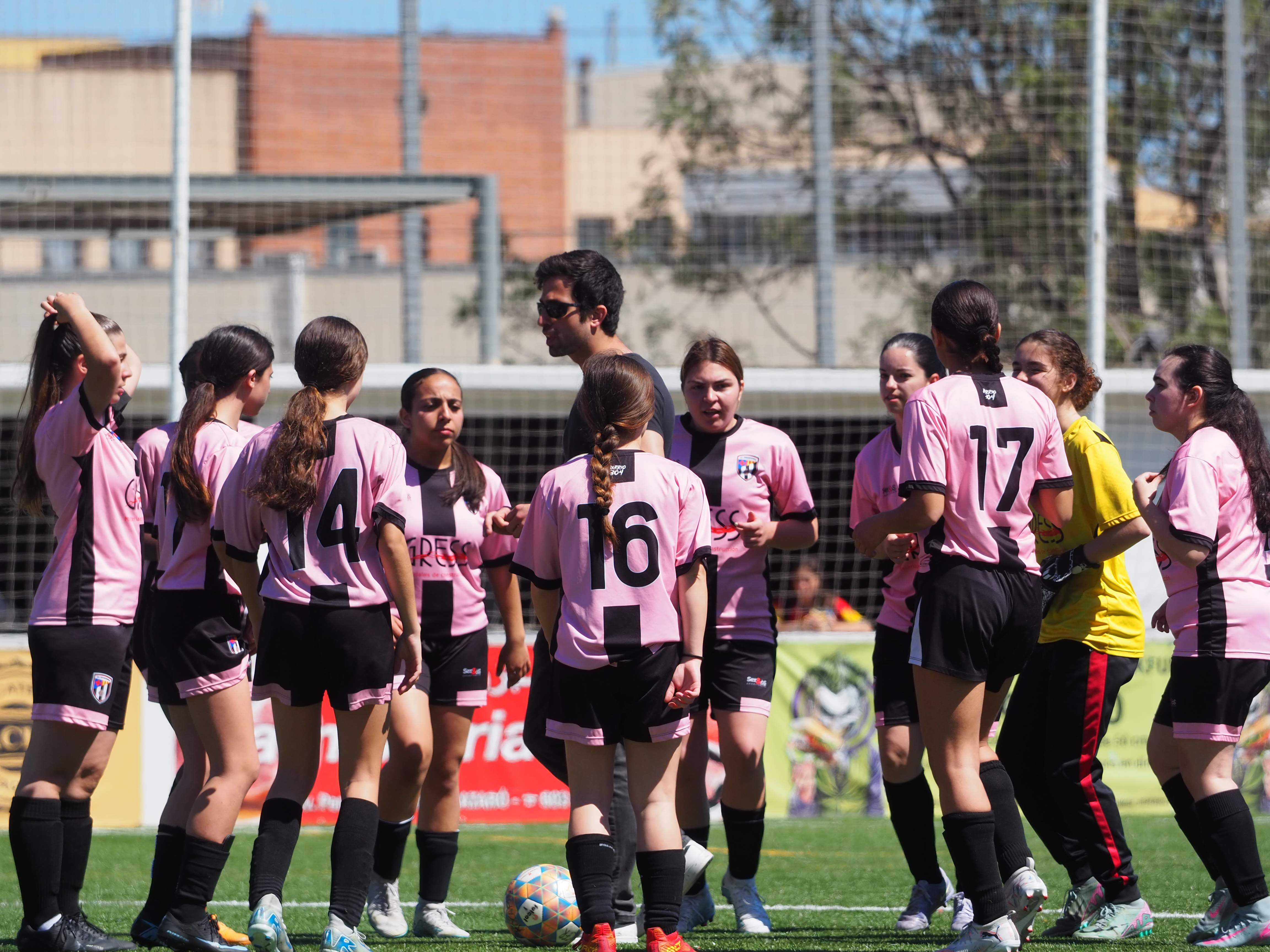 Que s'ho passin bé: el secret del futbol femení que està canviant un barri