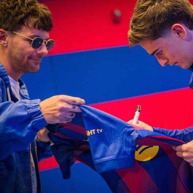 Gavi firmant-li la samarreta a Louis Tomlinson / Instagram