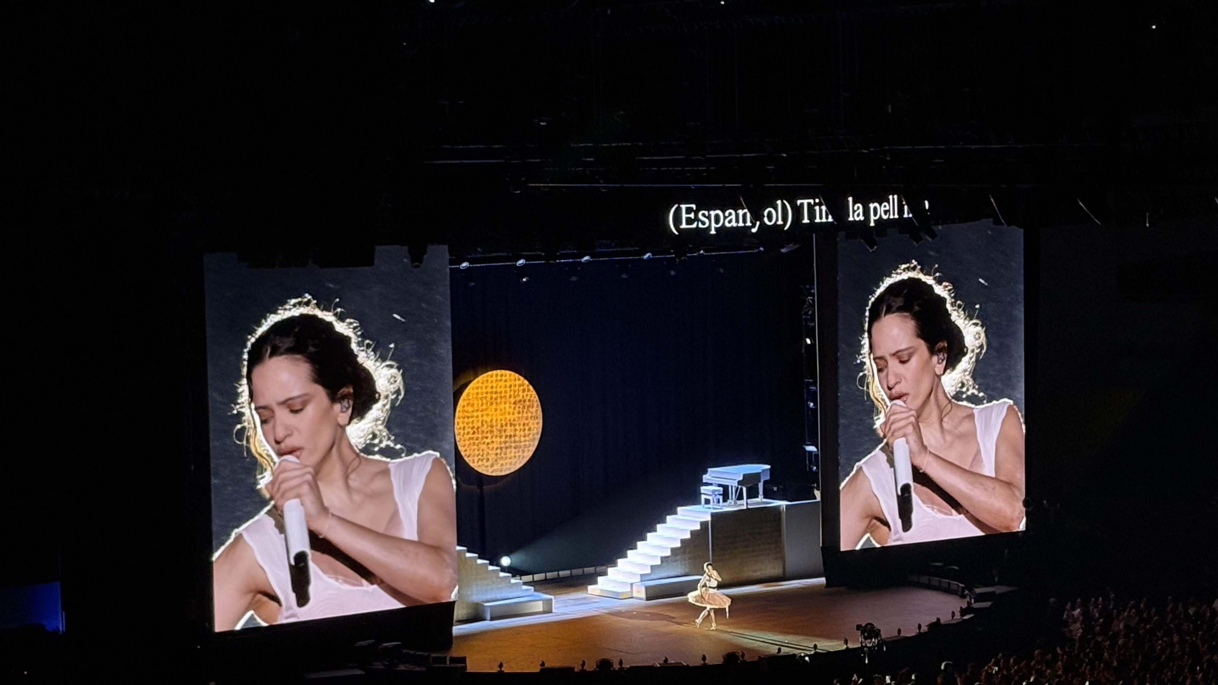 Rosalía canta a la primera parada del Lux Tour al Palau Sant Jordi / Adrià Asbert