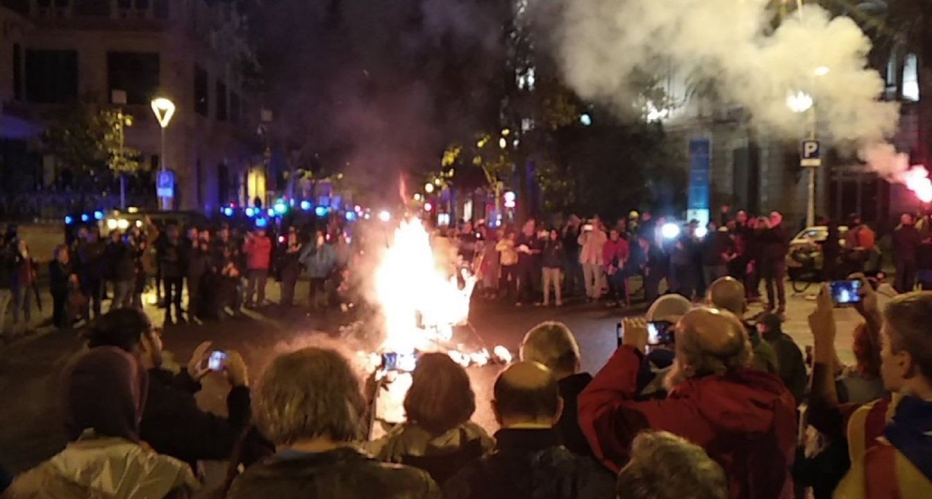 Foguera dels CDR davant la delegació del govern espanyol