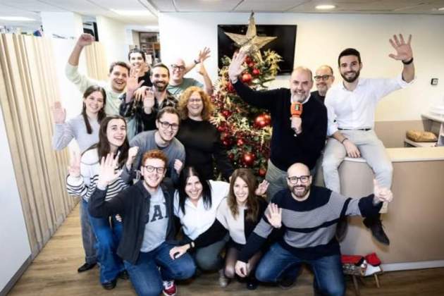 Sergi Ambudio, el primer de peu, a l'esquerre, amb els companys d''El món a RAC1' IG