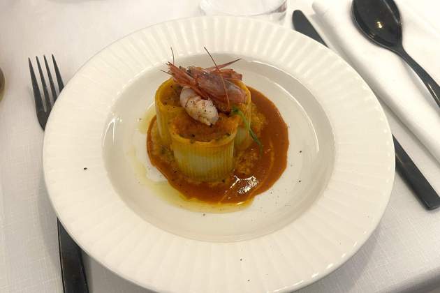 Versión de los macarrones de cardenal con gamba del restaurante Tramendu. / Foto: Emma Porta