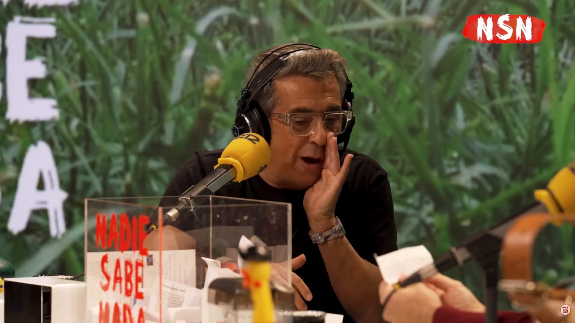 La teràpia d'Andreu Buenafuente contra l'ansietat: foto caminant per la platja de Vilassar