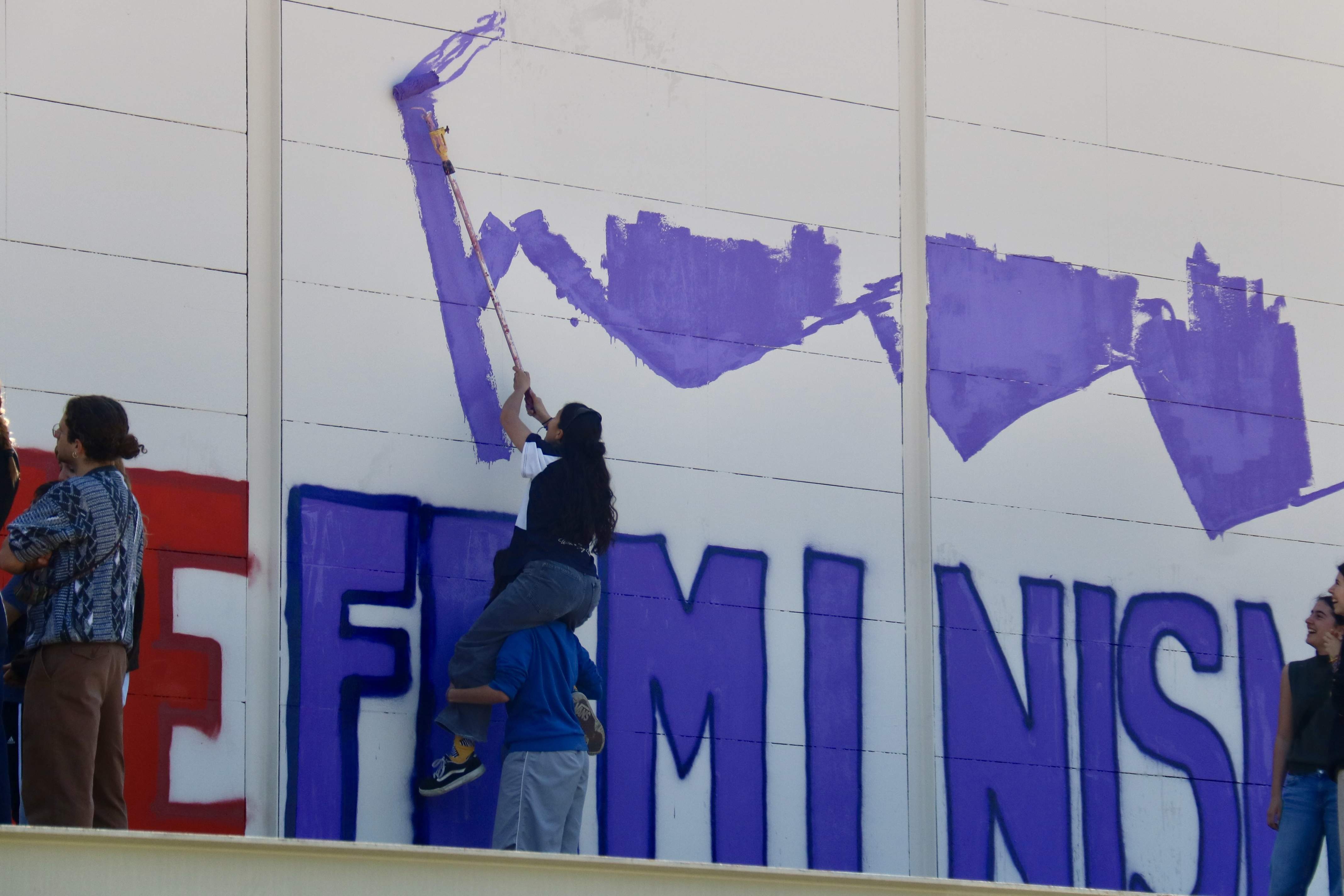 Militants de l'esquerra independentista repinten el mural històric de la UAB