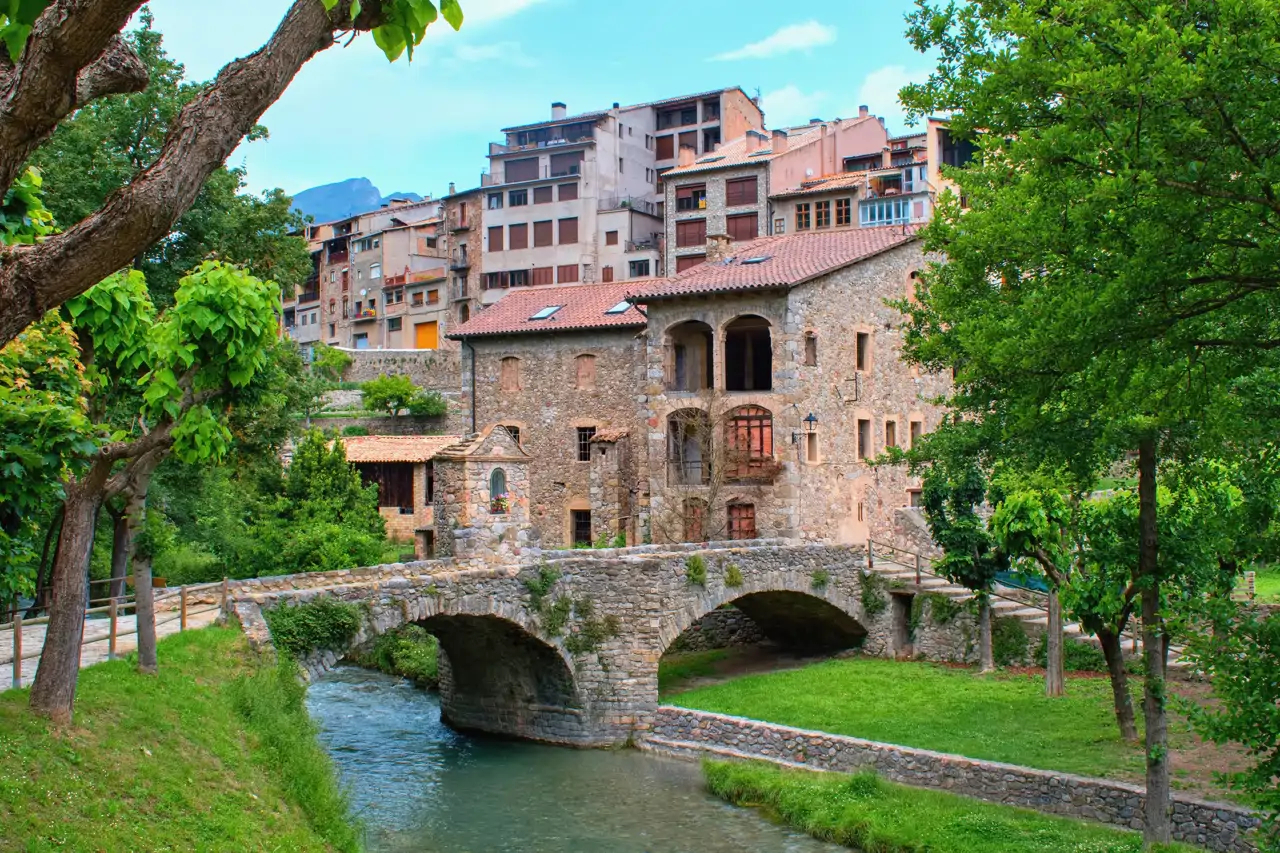 El poble medieval de Catalunya que sembla tret d’un conte: un racó amagat entre muntanyes ple de màgia