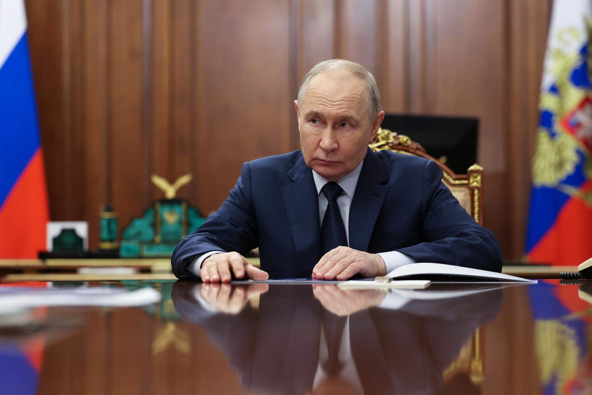 Putin regaña a su gobierno por el frenazo económico y exige medidas urgentes de crecimiento